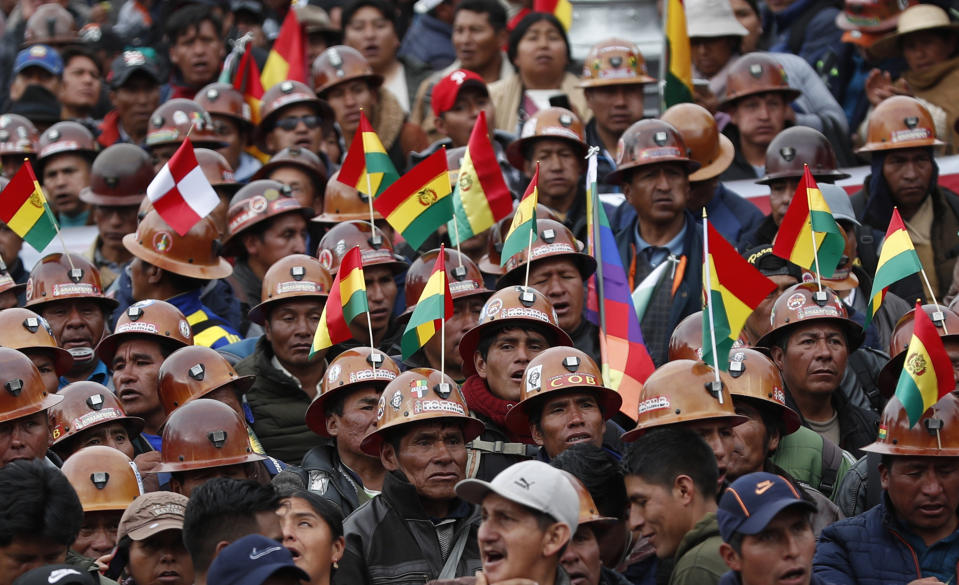 Simpatizantes del presidente boliviano Evo Morales marchan para mostrar su apoyo tras su aparente reelección en La Paz, Bolivia, el martes 5 de noviembre de 2019. (AP Foto/Juan Karita)