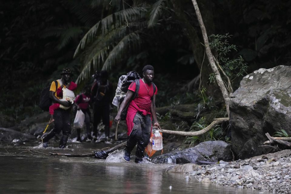 Los migrantes cruzan el río Acandi en su camino hacia el norte, en Acandi, Colombia, el miércoles 15 de septiembre de 2021. (AP Foto/Fernando Vergara)