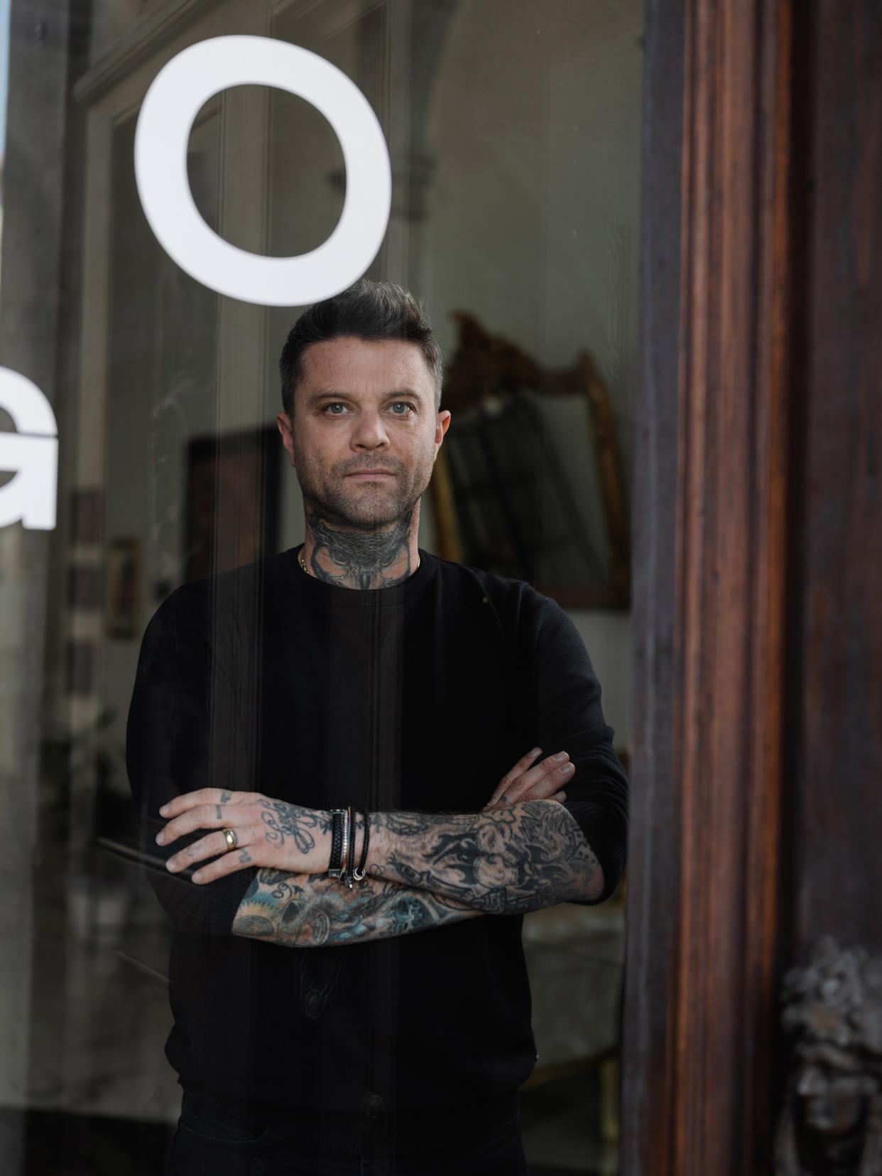 El tatuador Alex De Pase, propietario de nueve salones de tatuajes, en el estudio de su casa en el pueblo de Grado, Italia, el 7 de abril de 2022. (Ciril Jazbec/The New York Times)