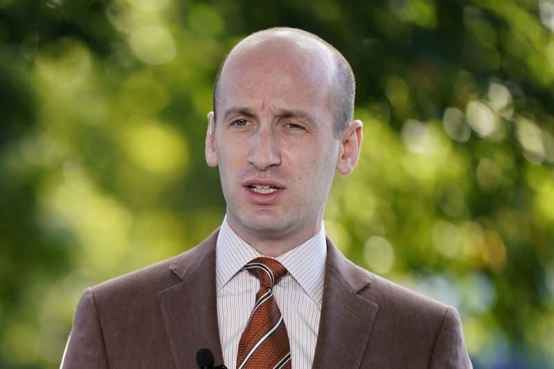 En esta fotografía de archivo del 20 de agosto de 2020, Stephen Miller, asesor del presidente Donald Trump, habla durante una entrevista televisiva frente a la Casa Blanca, en Washington. (Foto/Patrick Semansky, archivo) (AP)