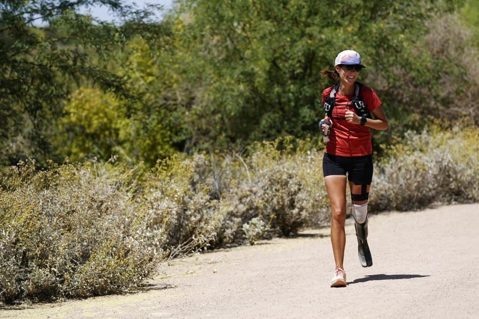 Jacky Hunt-Broersma corre su maratón número 102 en 102 días, el jueves 28 de abril de 2022, en Chandler, Arizona (AP Foto/Ross D. Franklin)