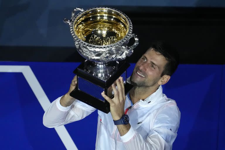 Novak Djokovic, con el trofeo Norman Brookes: el serbio venció al griego Stefanos Tsitsipas y conquistó por décima vez el Australian Open; con 22 trofeos de Grand Slam, además, igualó el récord de Rafa Nadal