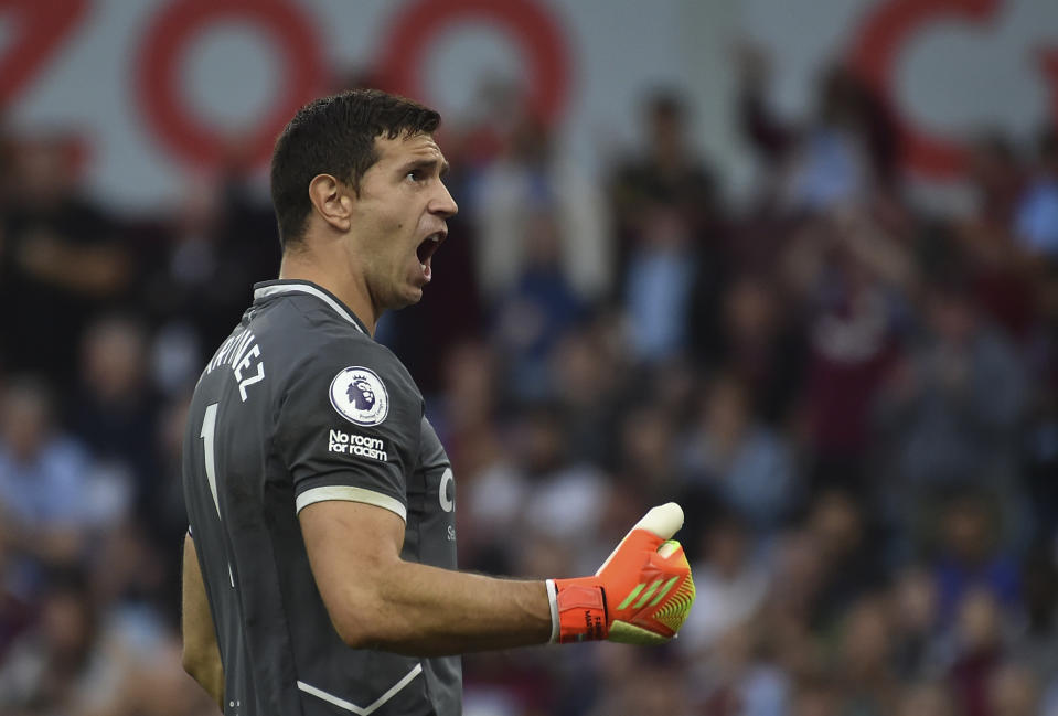 El arquero de Aston Villa Emiliano Martínez reacciona durante el partido contra Manchester City en la Liga Premier, el 3 de septiembre de 2022. (AP Foto/Rui Vieira)