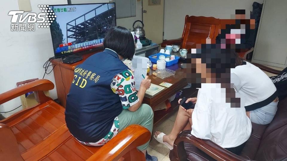 女警得知少女愛喝珍珠奶茶以請她喝為由順利約出少女並卻成功勸說對方返家。（圖／TVBS）