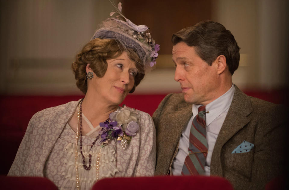 Auch Golden-Globe-Preisträger Hugh Grant ging bei den Oscar-Nominierungen 2017 einmal mehr leer aus. Für seine Rolle in “Florence Foster Jenkins” hatte der smarte Brite auf einen Goldjungen als “Bester Nebendarsteller” gehofft. (Bild-Copyright: Constantin Film/dpa)