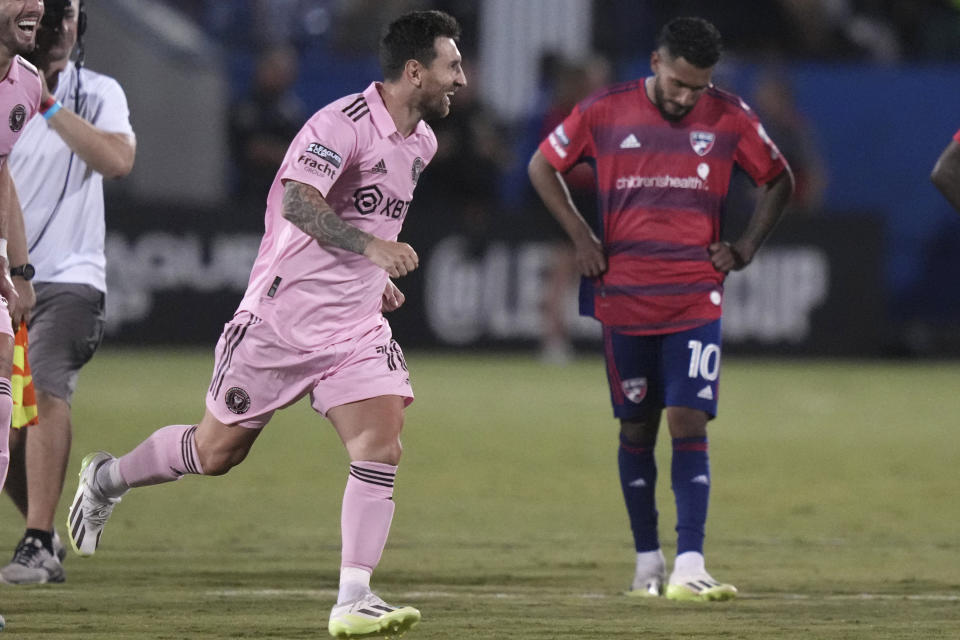 Lionel Messi del Inter Miami celebra tras la victoria frente a Jesús Ferreira en una tanda de penales ante FC Dallas en la Leagues Cup, el domingo 6 de agosto de 2023, en Frisco, Texas. (AP Foto/LM Otero)