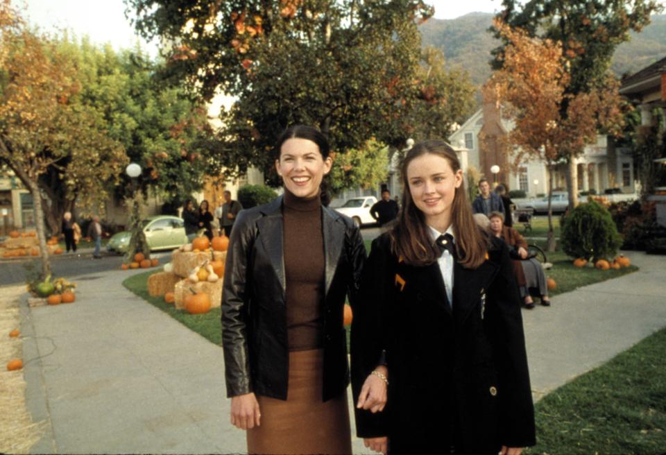 <h1 class="title">GILMORE GIRLS, Lauren Graham, Alexis Bledel, 'Kiss & Tell', (Season 1, episode 7, aired November 16,</h1><cite class="credit">©Warner Bros/Courtesy Everett Collection</cite>