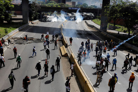 Opposition supporters clash with riot security forces while rallying against President Nicolas Maduro in Caracas, Venezuela, May 18, 2017. REUTERS/Carlos Garcia Rawlins