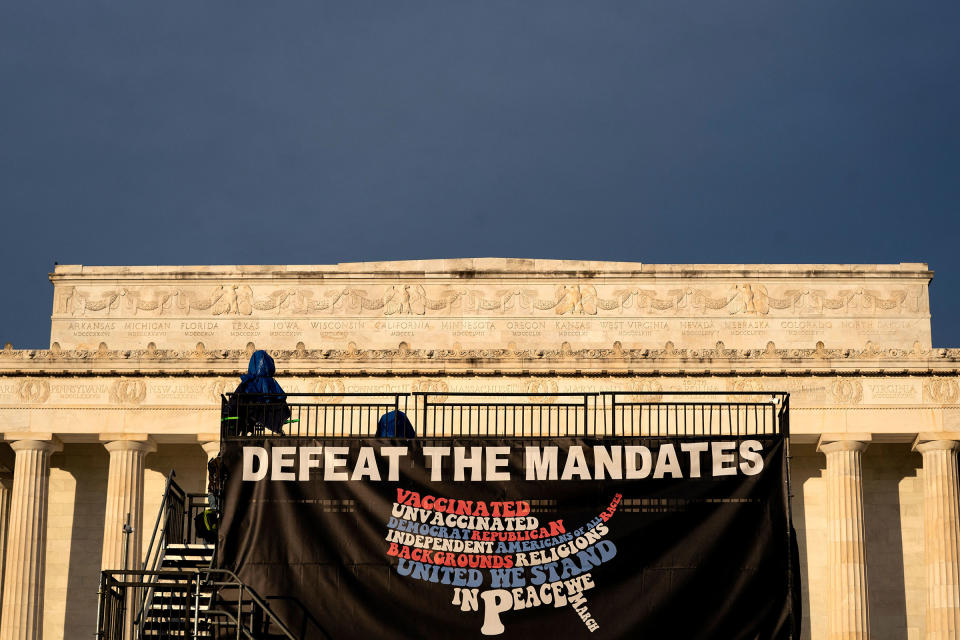 A Defeat the Mandates banner is displayed in front of the Lincoln Memorial on Jan. 23.<span class="copyright">Stefani Reynolds—AFP/Getty Images</span>