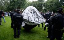 <p>Polizisten räumen ein Camp im Hamburger Stadtteil Altona und tragen unter dem Protest von Hunderten Menschen ein Zelt mit der Aufschrift „#NoG20“ weg. Im Zuge des G20-Gipfels in Hamburg kommt es momentan immer wieder zu massiven Protesten. (Bild: Daniel Reinhardt/dpa) </p>