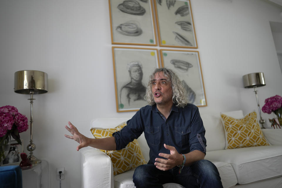 El escritor José Ignacio Valenzuela habla durante una entrevista sobre su más reciente libro "Gente como yo" el jueves 6 de abril de 2023, en la casa donde vive con su pareja y su hija en Palmetto Bay, Florida. (Foto AP/Rebecca Blackwell)