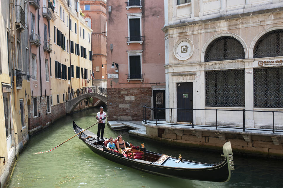 VENICE, ITALY - JUNE 13: Tourists enjoying a gondola's ride in the San Marco neighborhood in Venice, Italy, on JUNE 13, 2020. Italy has eased the lockdown aimed at curbing the spread of the COVID-19 pandemic. (Photo by Federico Vespignani/Anadolu Agency via Getty Images)