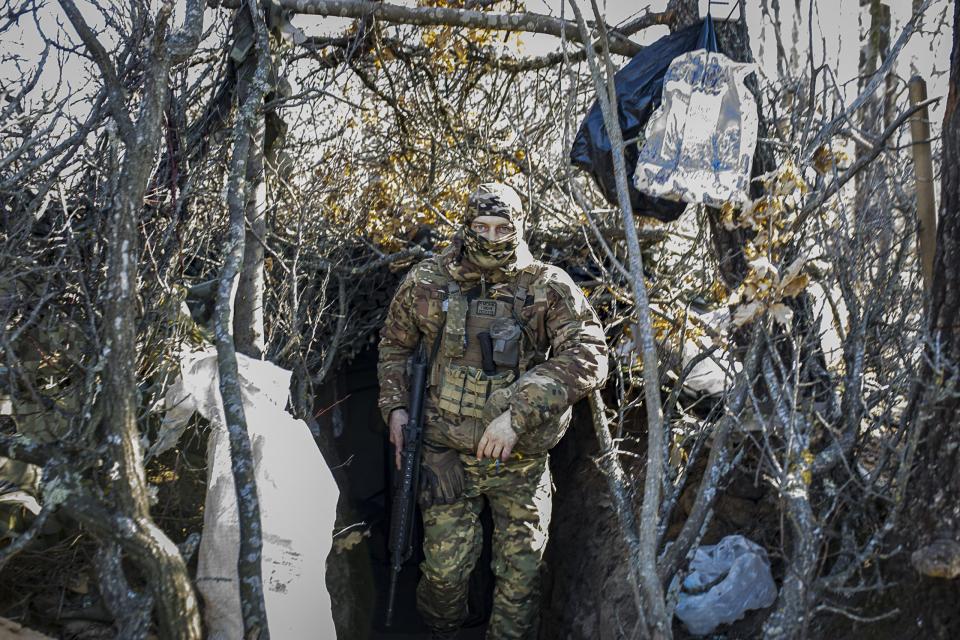 Ein ukrainischer Soldat in einem Schützengraben am 15. März 2024 in der Stadt Kherson, Ukraine. - Copyright: picture alliance / Anadolu | Gian Marco Benedetto