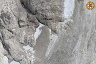 <p>Fragilisée par le réchauffement climatique depuis des décennies ainsi qu'une vague de chaleur, une partie du glacier de la Marmolada s’est effondrée dimanche.</p>