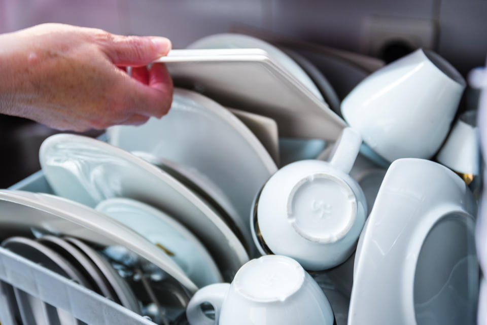Bei Tassen mit Einkerbungen kann das Wasser in der Spülmaschine einfach ablaufen. (Symbolbild: Getty Images)