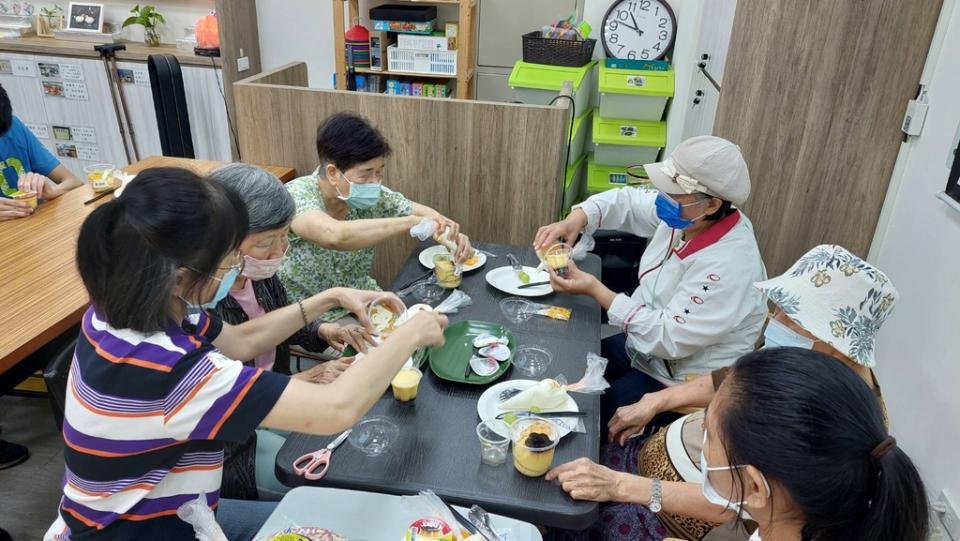 《圖說》烘焙師帶領著身障學員及長輩一起手作蛋糕。〈社會局提供〉