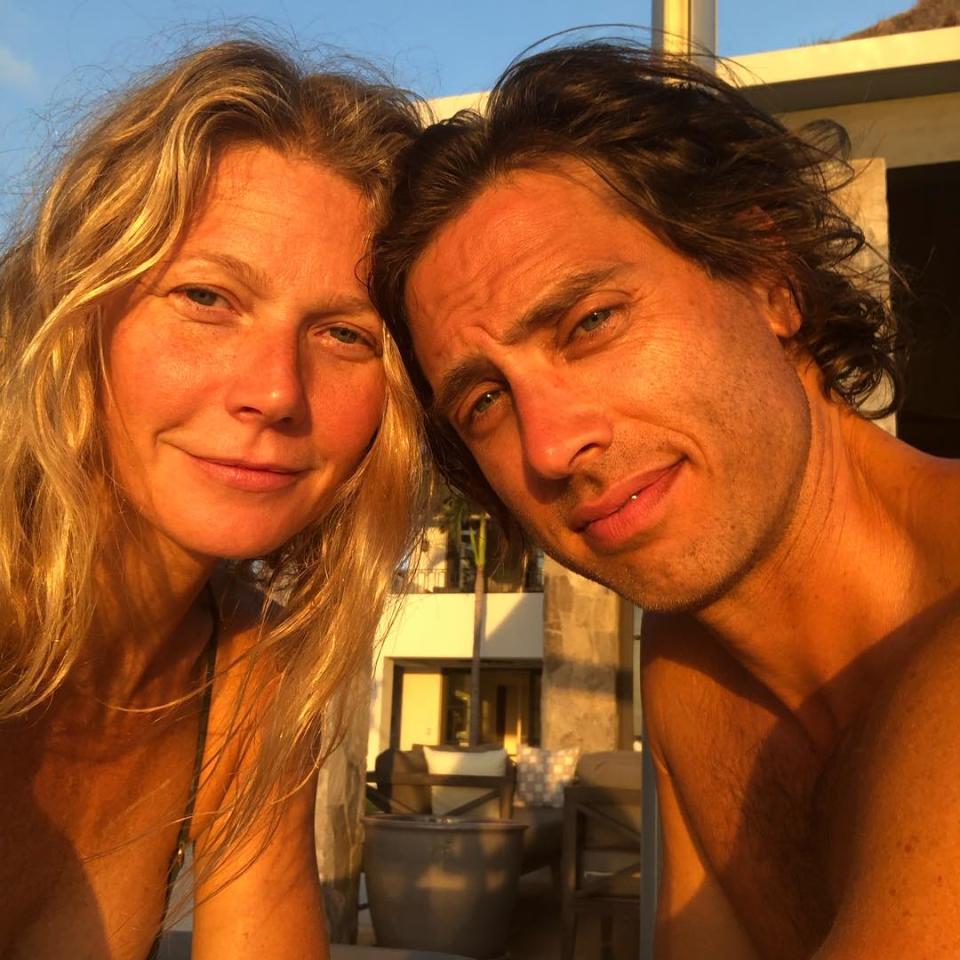 <p>“Sé mío, Brad Falchuk”, le decía Gwyneth Paltrow junto a esta imagen a su marido, con el que ha celebrado su primer San Valentín como casados. (Foto: Instagram / <a rel="nofollow noopener" href="http://www.instagram.com/p/Bt38Zg-BJP2/" target="_blank" data-ylk="slk:@gwynethpaltrow;elm:context_link;itc:0;sec:content-canvas" class="link ">@gwynethpaltrow</a>). </p>