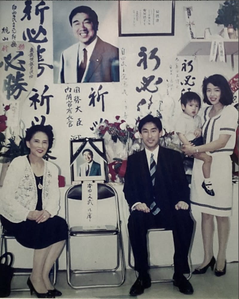 1993年，當時才35歲的岸田文雄首次當選眾議員，在投票日前與父親岸田文武的遺照、母親澄子、妻子裕子、長男翔太郎合照。