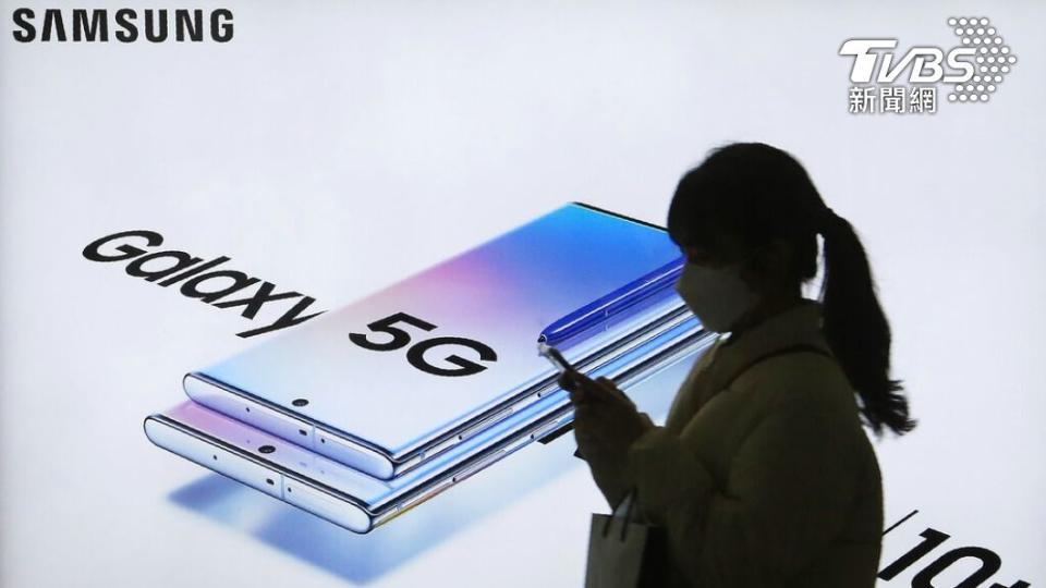 三星新款Galaxy 10+的5G手機廣告推特正式測試新功能，將允許用戶發表長篇大論的推文。（圖/達志影像美聯社）