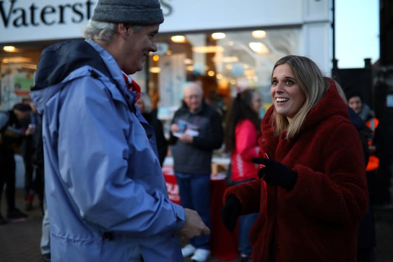 Laura Smith, la candidata del Partido Laborista para Crewe y Nantwich, habla con un hombre local mientras hace campaña en Crewe, Reino Unido, el 13 de noviembre de 2019