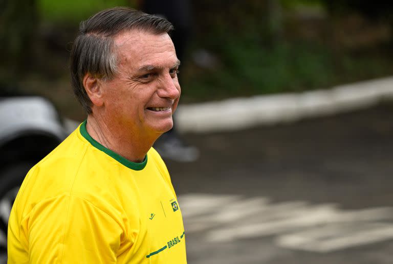 El presidente brasileño y candidato a la reelección, Jair Bolsonaro, llega a un colegio electoral para votar durante las elecciones legislativas y presidenciales, en Río de Janeiro, Brasil, el 2 de octubre de 2022.