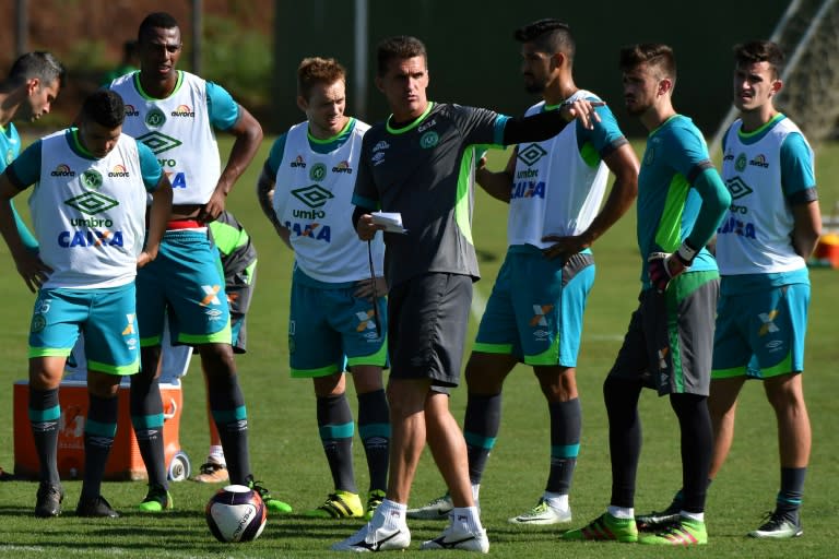 Coach of Brazilian football team Chapecoense, Vagner Mancini (C), takes a training session at the Agua Amarela training centre in Chapeco, Santa Catarina state, in southern Brazil on January 19, 2017