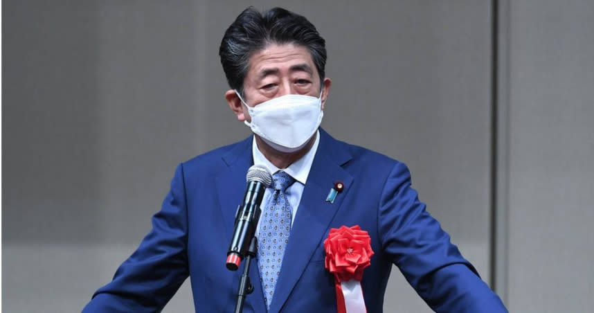 日本前首相安倍晉三遭槍擊過世，歹徒行兇影片曝光，讓網友都怒了。（圖／達志／美聯社）