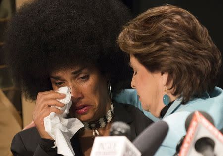 Actress Lili Bernard (L) is comforted by her attorney Gloria Allred at a news conference announcing allegations against comedian Bill Cosby in New York, May 1, 2015. REUTERS/Darren Ornitz