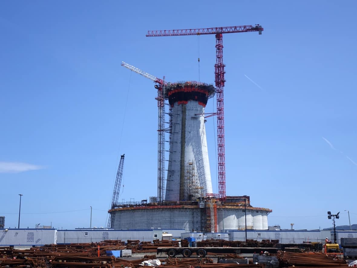 Construction on the base of the West White Rose platform, in Argentia, N.L., was suspended in 2020. But more than 1,000 workers are currently on the job, day and night, to build the concrete gravity structure. (Patrick Butler/Radio-Canada - image credit)