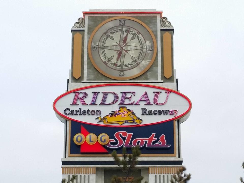 The Alcohol and Gaming Commission of Ontario has issued a $227,250 penalty against the operators of the Rideau Carleton Raceway casino for 36 violations determined during an audit. (Jean-Sebastien Marier/Radio-Canada - image credit)