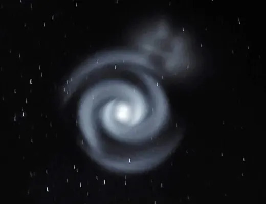 19日晚間，紐西蘭南島上空出現巨大的神祕藍光螺旋。（圖／翻攝自推特／@_AstroErika）
