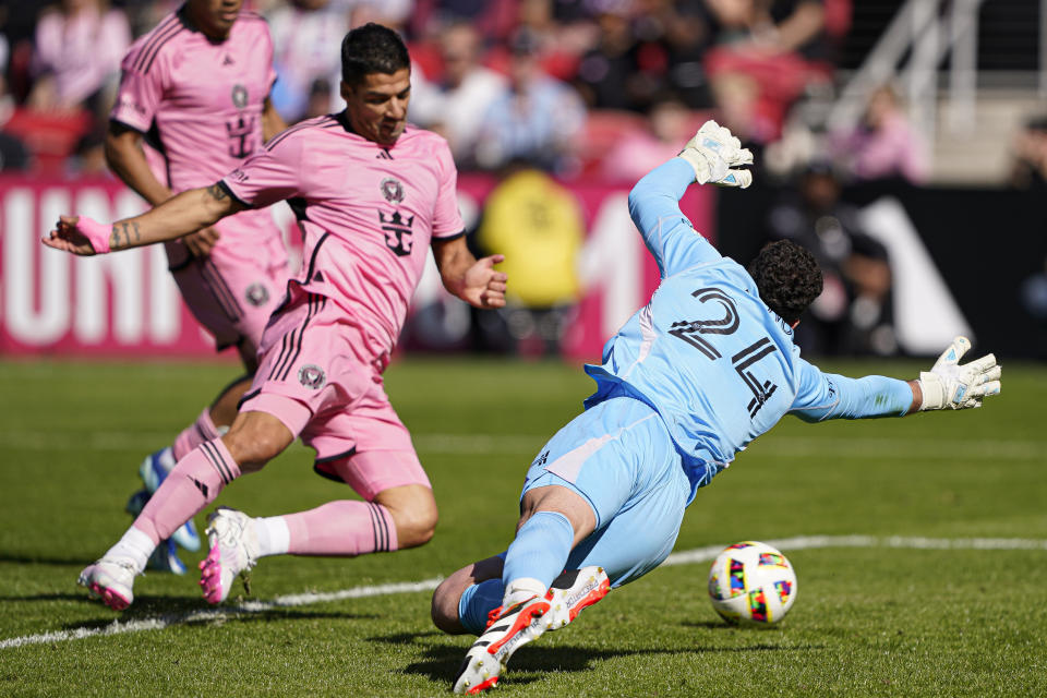 Inter Miami forward Luis Suárez scores past DC United goalkeeper Alexander Bono during the second half of an MLS soccer match at Audi Field, Saturday, March 16, 2024, in Washington.  (AP Photo/Nathan Howard)