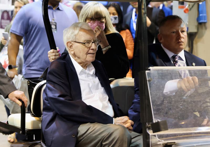 El presidente ejecutivo de Berkshire Hathaway, Warren Buffett, viaja en un carrito de golf por la sala de exposiciones mientras los inversores e invitados llegan a la primera reunión anual en persona desde 2019 de Berkshire Hathaway Inc en Omaha, Nebraska, EEUU