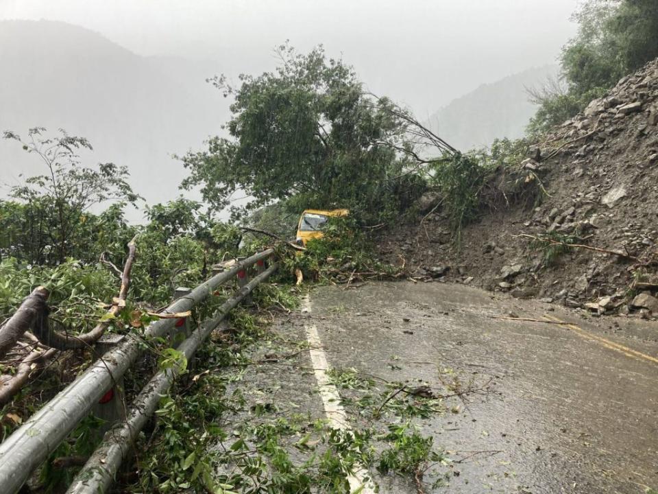 蘇花路廊發生坍方交通中斷，工程車遭坍落的樹木倒壓，幸無傷亡。（四工處提供）