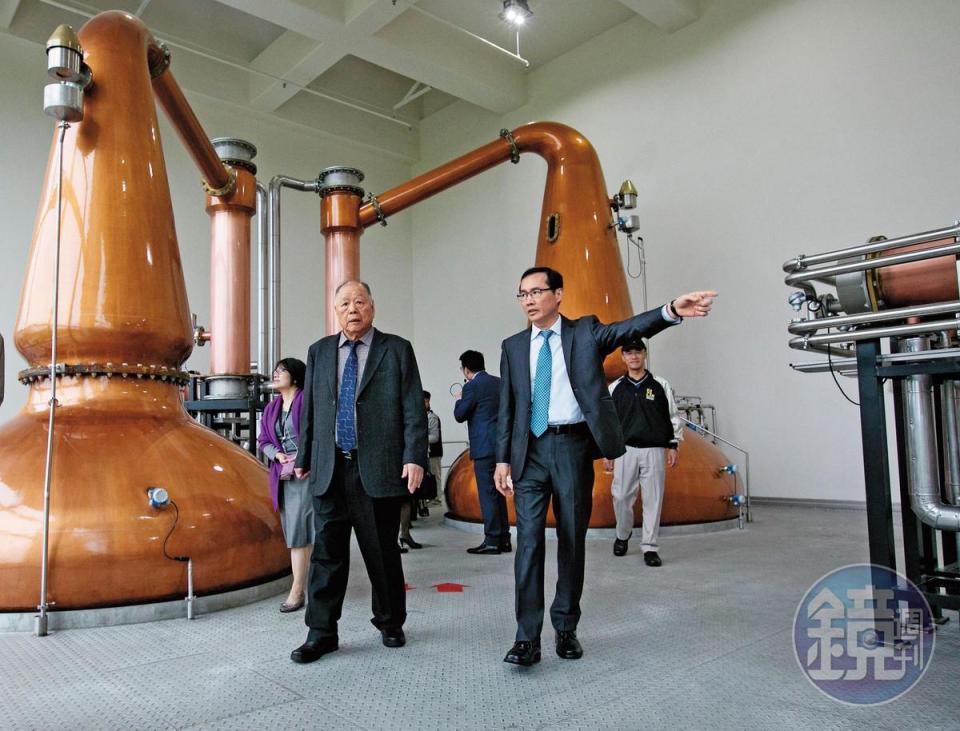 金車集團董事長李添財（左）與李玉鼎（右）父子聯手，證明台灣也能釀造出獲獎連連的單一麥芽威士忌。