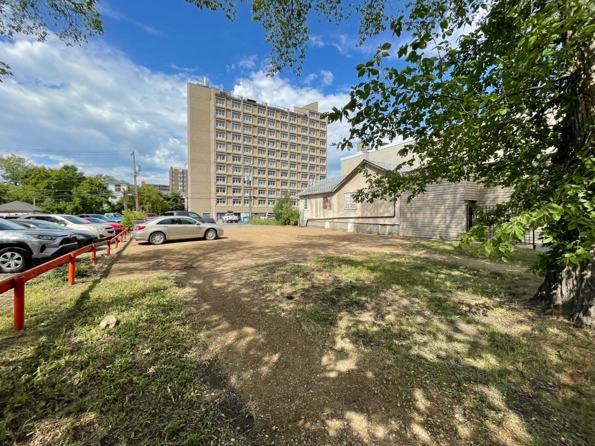 This lot at 2158 and 2160 Scarth Street is not supposed to be used as a parking lot until Regina city council approves a bylaw amendment. Cars could be seen parking at the location on Wednesday morning despite the amendment not yet being discussed at council.  (Richard Agecoutay/CBC - image credit)