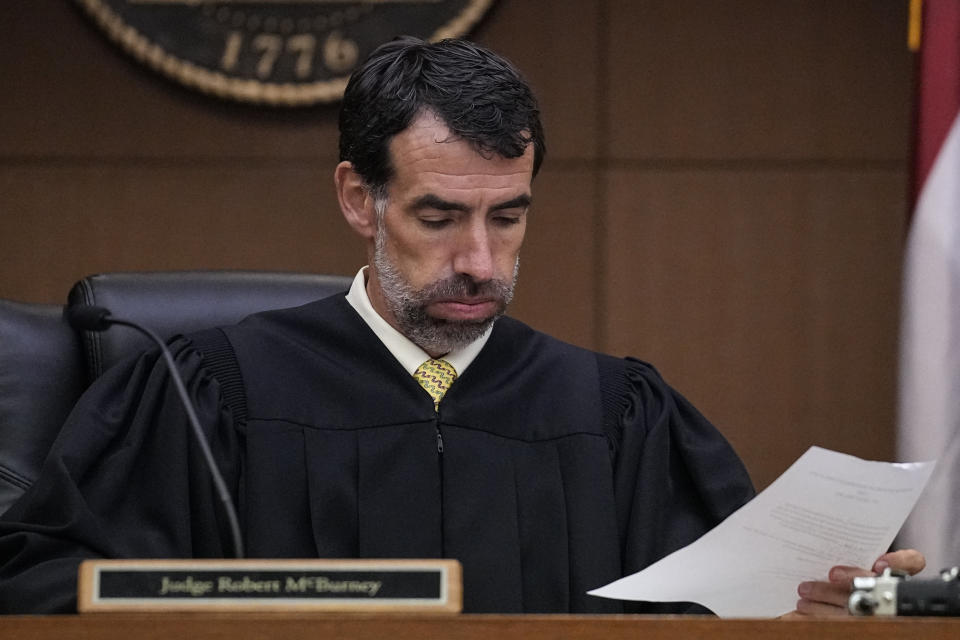 El juez Robert McBurney de la Corte Superior del condado Fulton examina algunos papeles, el lunes 14 de agosto de 2023, en Atlanta. (AP Foto/Brynn Anderson)