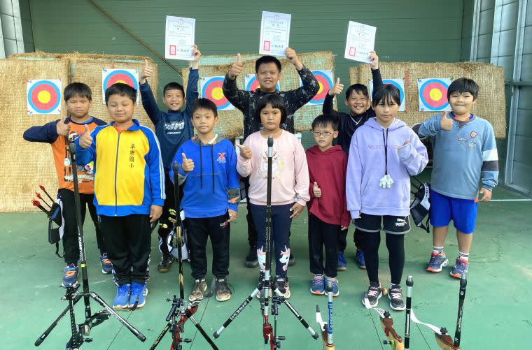 卓樂國小成軍才1年8個月，便勇奪青年盃射箭賽國男反曲弓團體第四名。卓樂國小／提供。