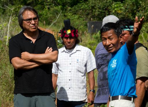 El enviado especial de la ONU para la Situación de DDHH y Libertades de los Pueblos Indígenas, James Anaya (I), oye a nativos residentes de Nueva Andoas, 3.850 km al noreste de Lima, durante una supervisión a comunidades por la contaminación de industrias mineras y petroleras en la zona, el 11 de diciembre de 2013. (AFP | Cris Bouroncle)