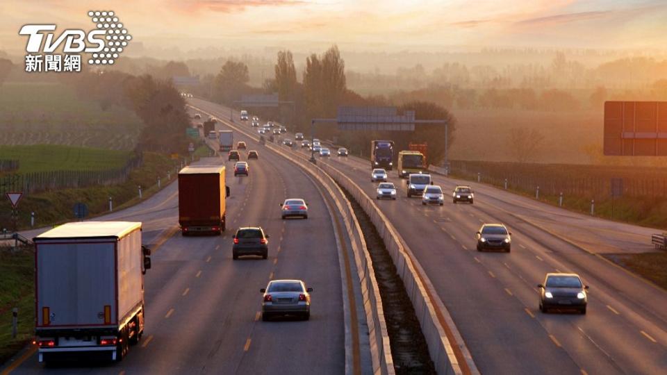 多數網友也表示無法理解龜速車不給超車的心態。（示意圖／shutterstock達志影像）