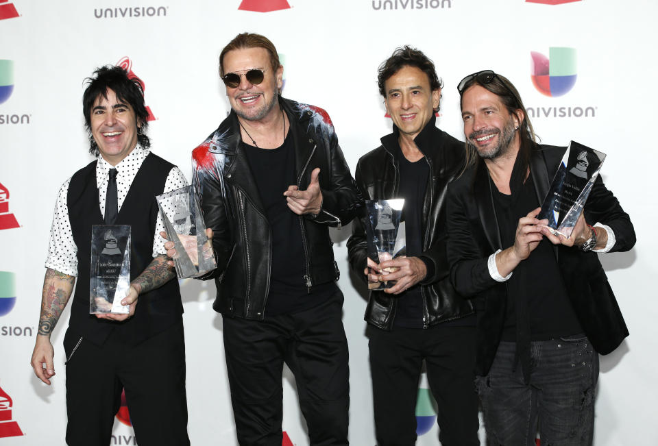 De izquierda a derecha, Alex González, Fher Olvera, Juan Calleros y Sergio Vallin, de Maná, posan en la sala de prensa con su premio a la Persona del Año durante la ceremonia de los Latin Grammy, el jueves 15 de noviembre del 2018 en el MGM Grand Garden Arena en Las Vegas. (Foto por Eric Jamison/Invision/AP)