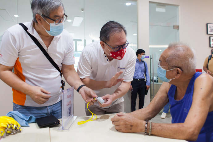 新加坡近日推出小型防疫追蹤儀器，希望透過軟硬體並用的方式防堵新國疫情繼續升溫。（Photo on Vivian Balakrishnan’s FB Fanspage）
