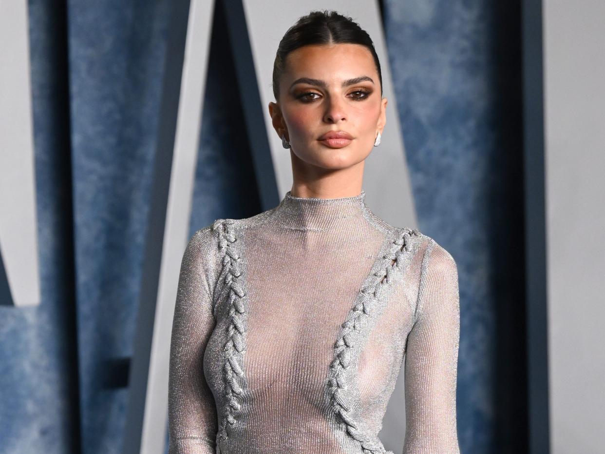 Emily Ratajkowski attends the 2023 Vanity Fair Oscar Party hosted by Radhika Jones at Wallis Annenberg Center for the Performing Arts on March 12, 2023 in Beverly Hills, California.
