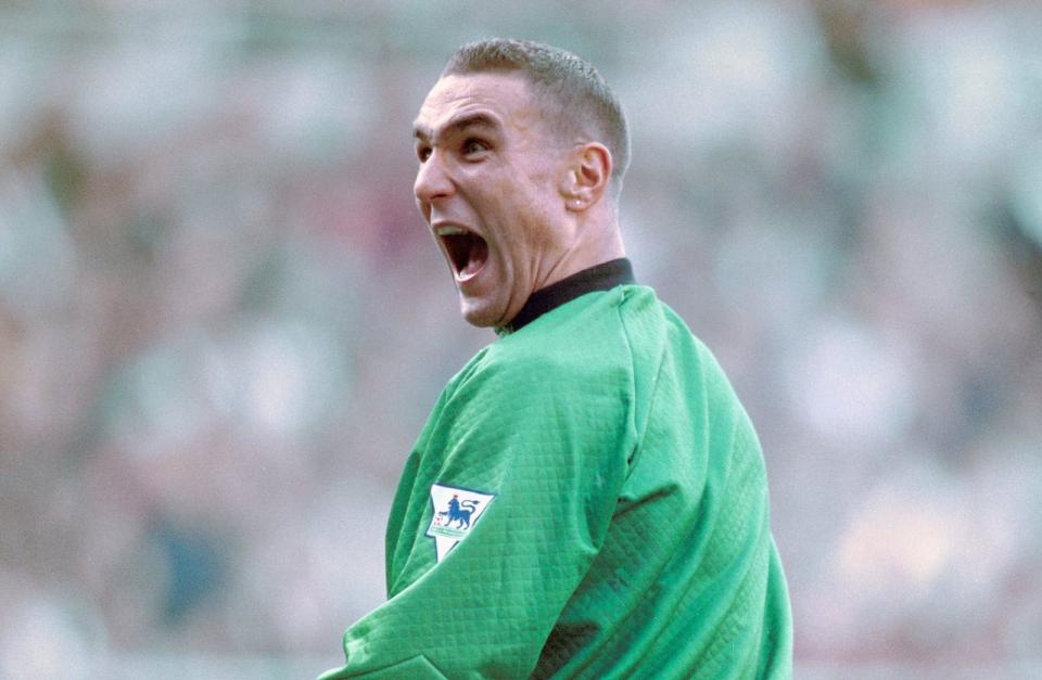 In der Premier League geht es gerne etwas härter zu als in anderen Ligen - die ideale Spielwiese für einen Berserker wie Vinnie Jones. Teilweise war sein Spiel aber selbst für britische Verhältnisse zu hart: Er hält den Premier-League-Rekord für die schnellste gelbe Karte (drei Sekunden nach Anpfiff!), dazu musste "The Axe" siebenmal vorzeitig zum Duschen. (Bild: Getty Images)