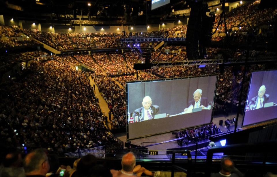 Warren Un momento de la junta de accionistas de Berkshire Hathaway con Warren Buffett y Charles T. Munger. (AP Photo/Nati Harnik)