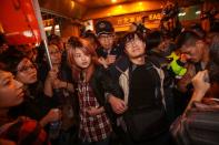 <p>編按：23日《勞基法》大遊行尾聲全面失控，不到百名群眾在台北車站東三門遭至少10倍警力層層圍堵、強押上警備車，… </p>