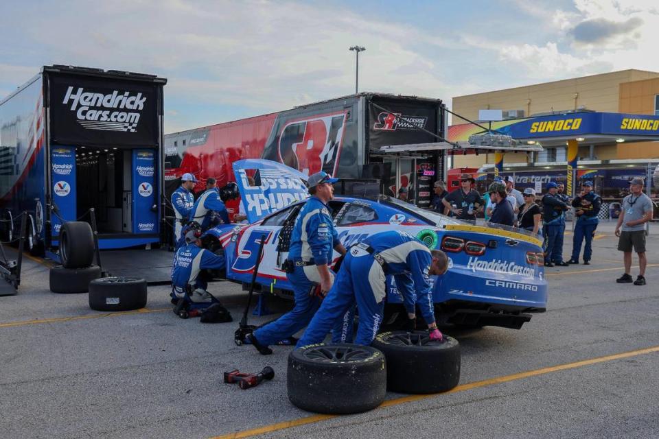 Kyle Larson’s (5) mechanics and crew work on his vehicle after his car hit the sand barrels during the NASCAR 4EVER 400 Cup Series on Sunday, Oct. 22, 2023, at Homestead-Miami Speedway in Homestead, Fla. Carl Juste/cjuste@miamiherald.com