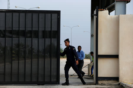 A Jordanian policeman opens the gate of Jordan's Jaber border crossing checkpoint near Syria's Nasib checkpoint, near Mafraq, Jordan, October 15, 2018. REUTERS/Muhammad Hamed