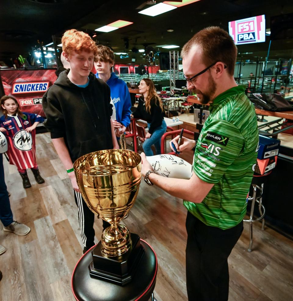 Alex Shripka of Oregon gets an autograph from EJ Tackett on Monday night.