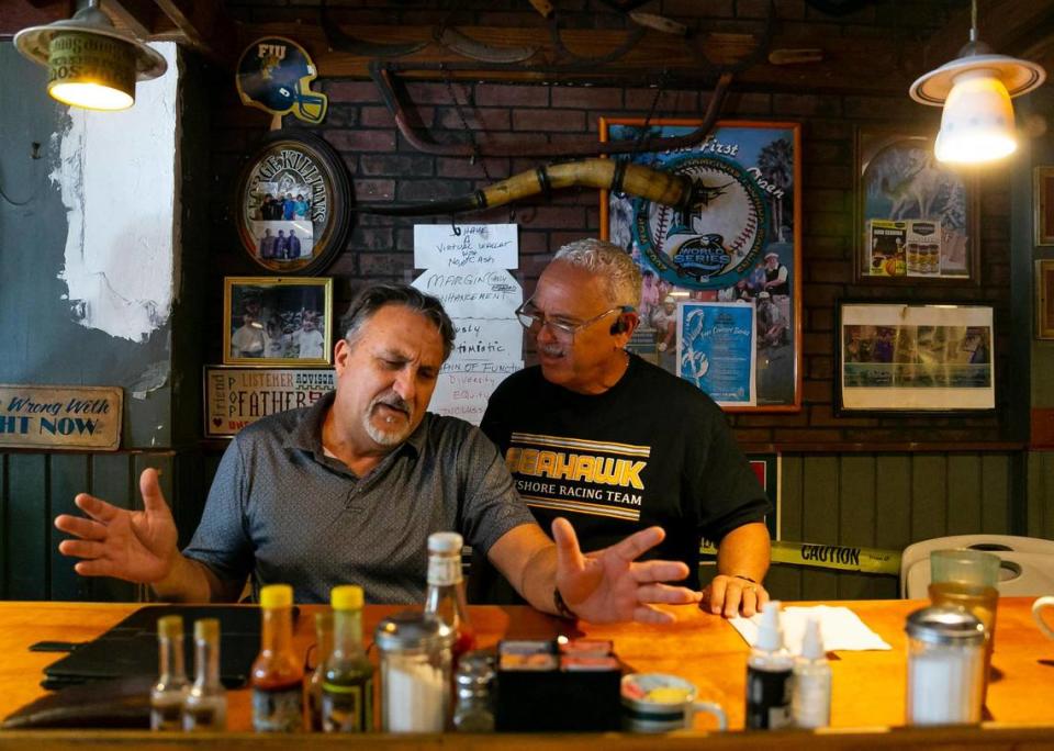 Ernie Peyno, a la izquierda, y su amigo Willy Escobar conversan mientras visitan el restaurante Wagons West el 1º de julio de 2022, en Pinecrest.